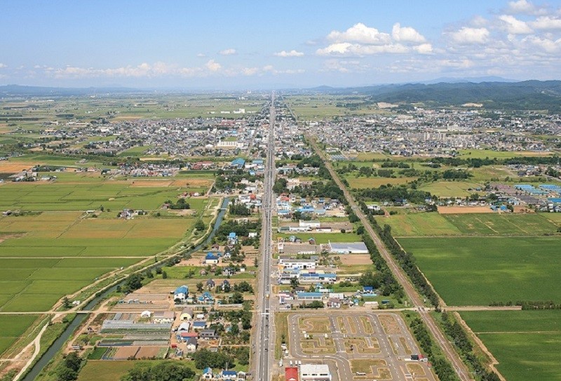 日本一長い直線道路の始点が美唄市にあります。