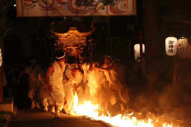 夏には厳島神社のお祭りが盛大にとり行われます。