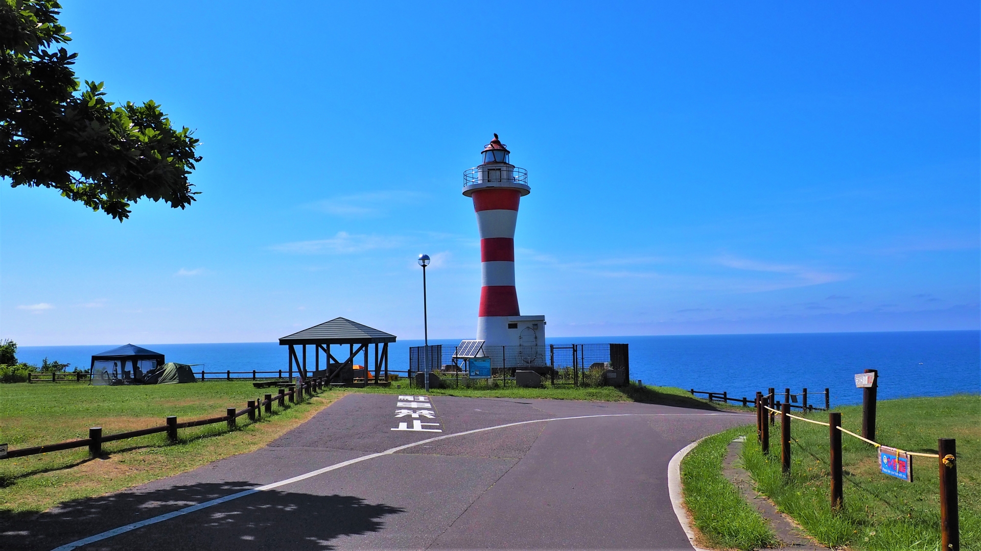 北海道初山別村の金比羅岬灯台。