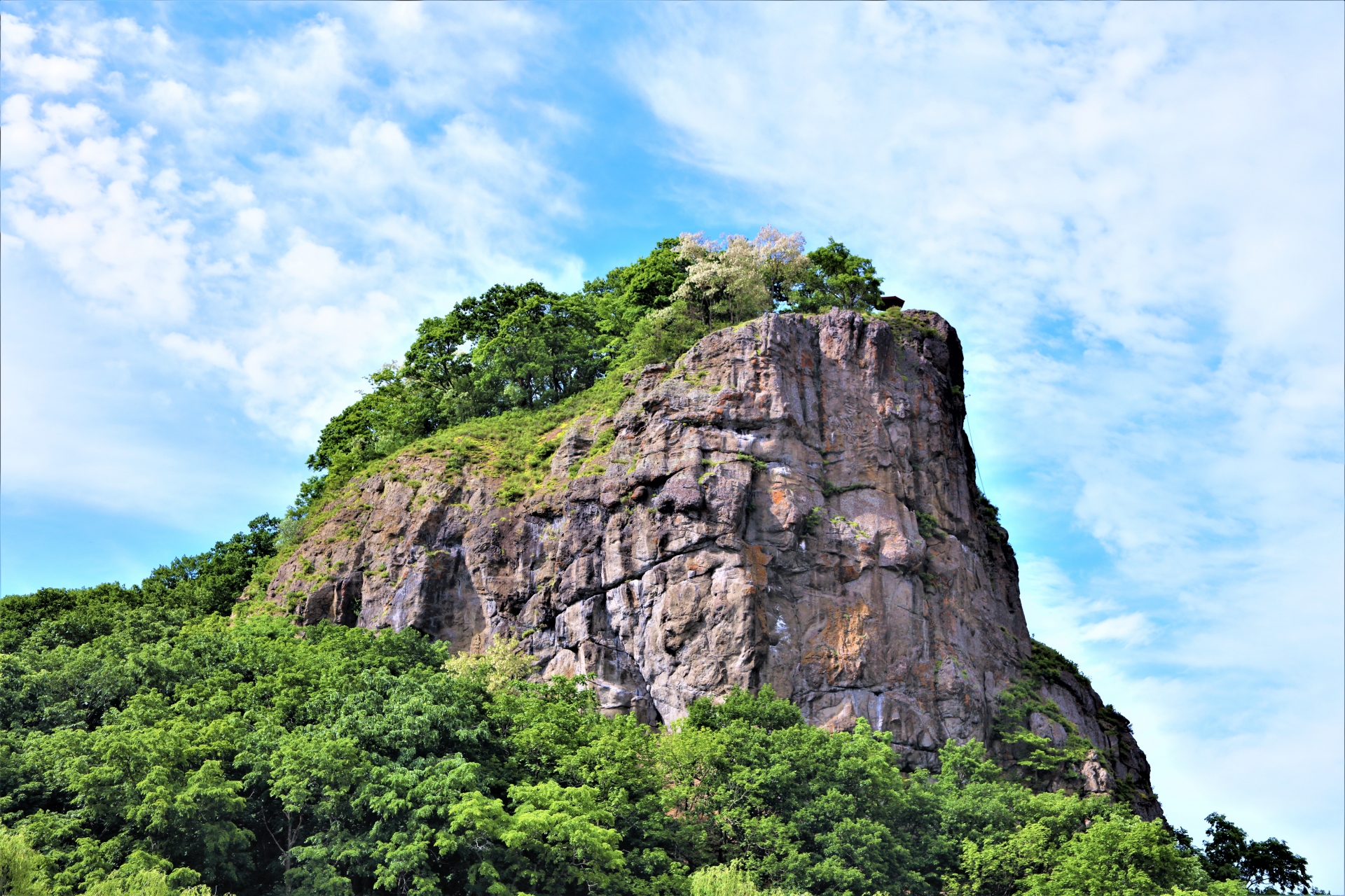 北海道遠軽町のシンボル「瞰望岩」