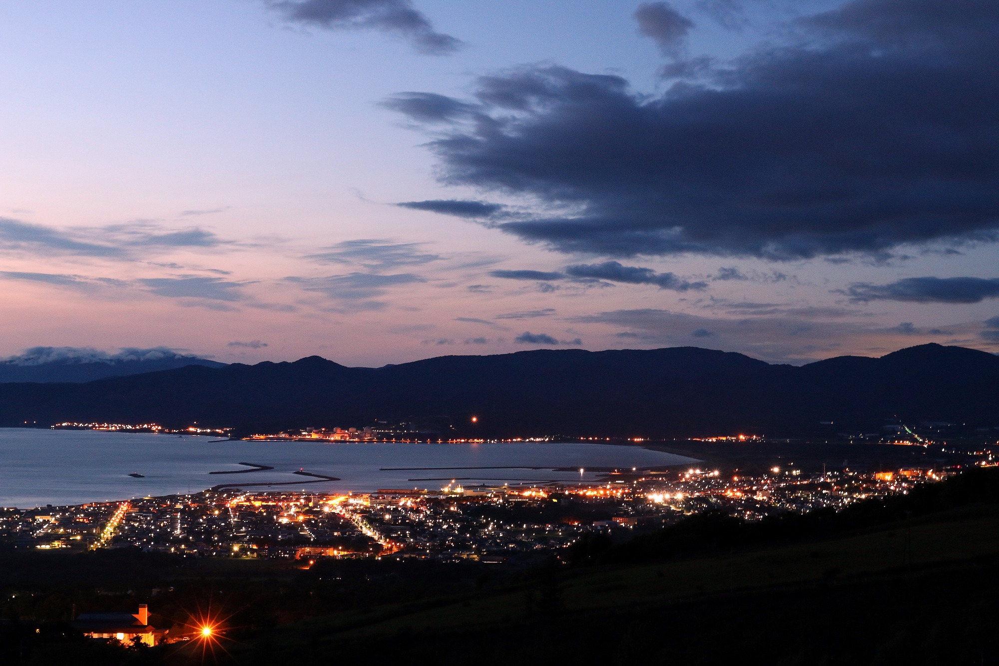 岩内町の円山地域から望む夜景です。
日本夜景遺産に認定されるほどの絶景ですので、ぜひご覧ください♪