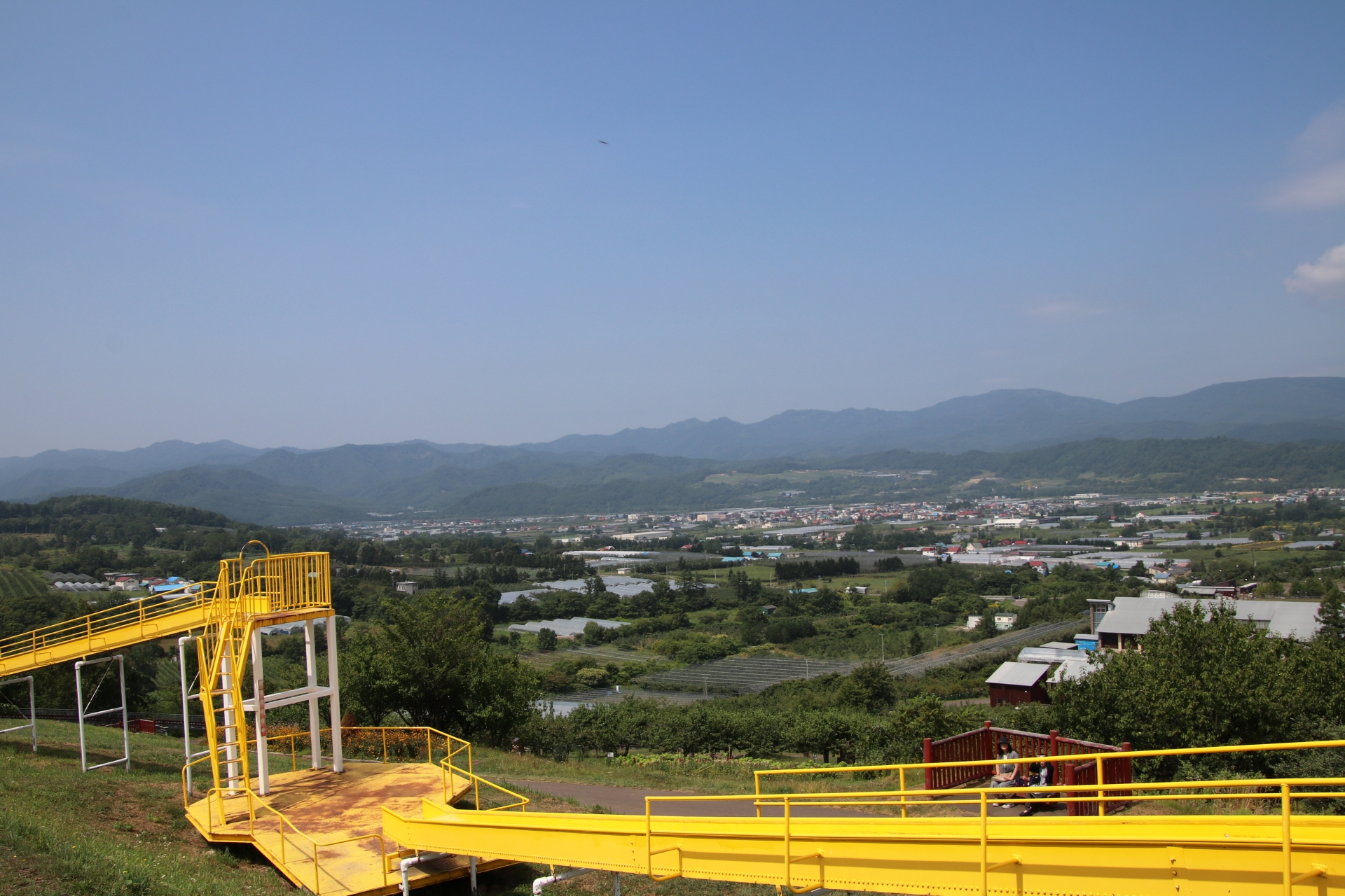 北海道仁木町の「フルーツパークにき」には全長153mのジャンボすべり台が！