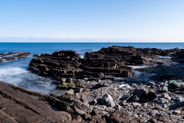 六ヶ所村泊地区の海に広がるタタミ岩です。