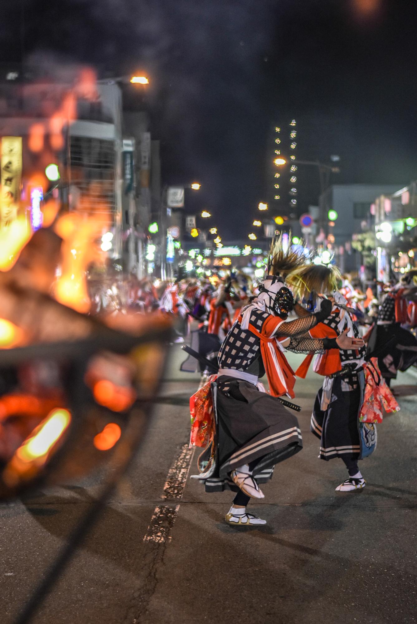 北上市の周辺に伝わる民俗芸能「鬼剣舞」。
正式には「念仏剣舞」の一つですが、威嚇的な鬼のような面（仏の化身）をつけ勇壮に踊るところから「鬼剣舞」と呼ばれ、親しまれています。

民俗芸能の宝庫とも言われ、伝承活動をしている民俗芸能団体数は日本有数です。
８月の 第一金曜から三日間開催される「北上・みちのく芸能まつり」では、街のあちこちで１００を越す民俗芸能が披露されます。