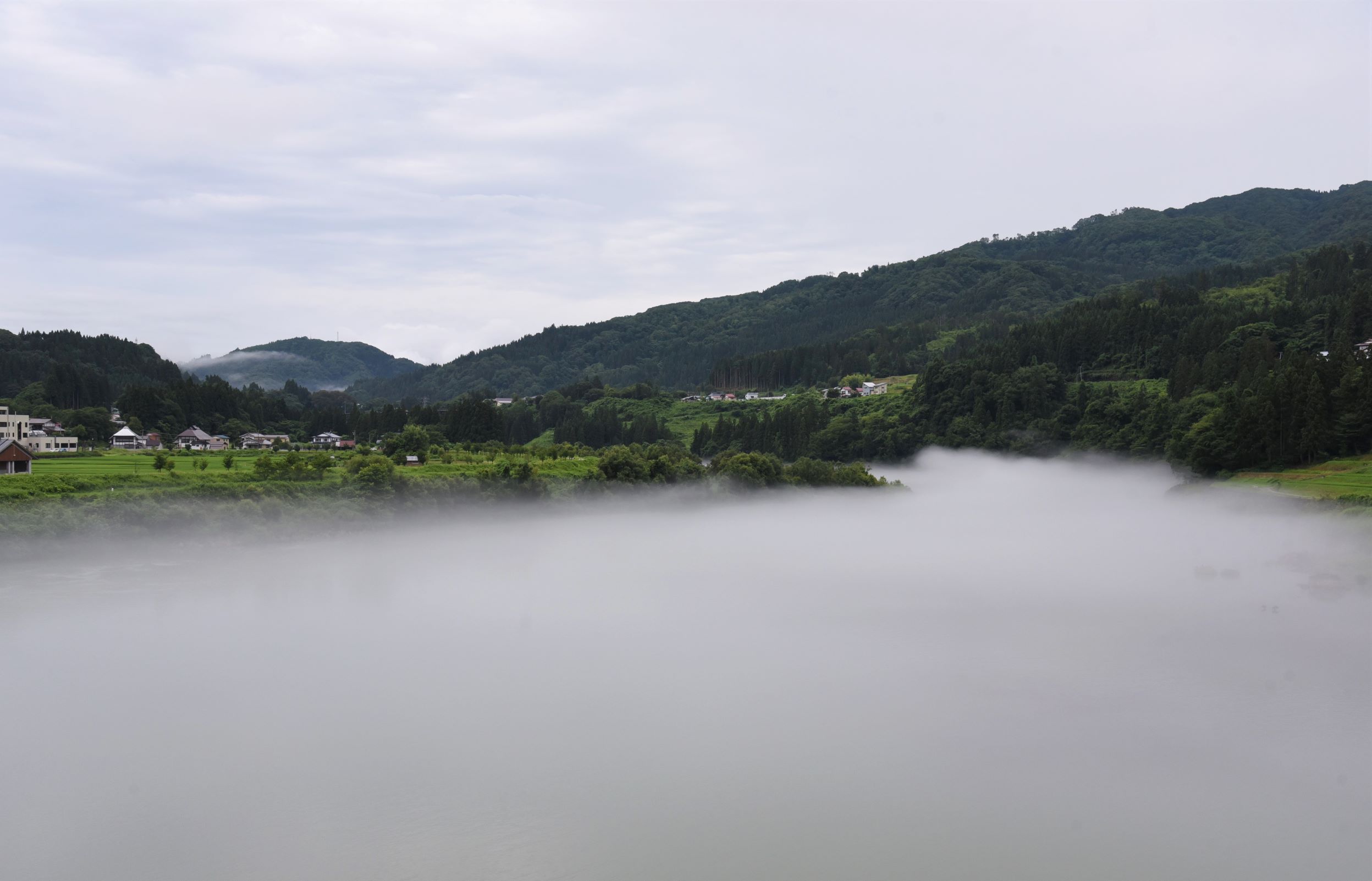 【川霧】気温が高くなる時期、運が良ければ幻想的な川霧を見ることができます。