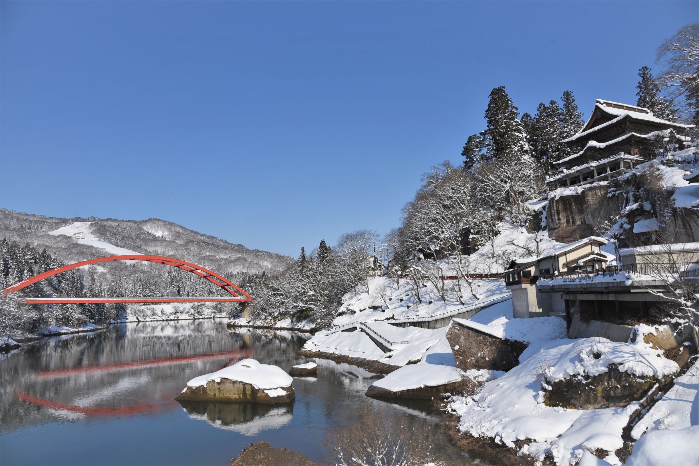 【冬】柳津町の冬は雪が多く、美しい白銀の世界を見ることができます。