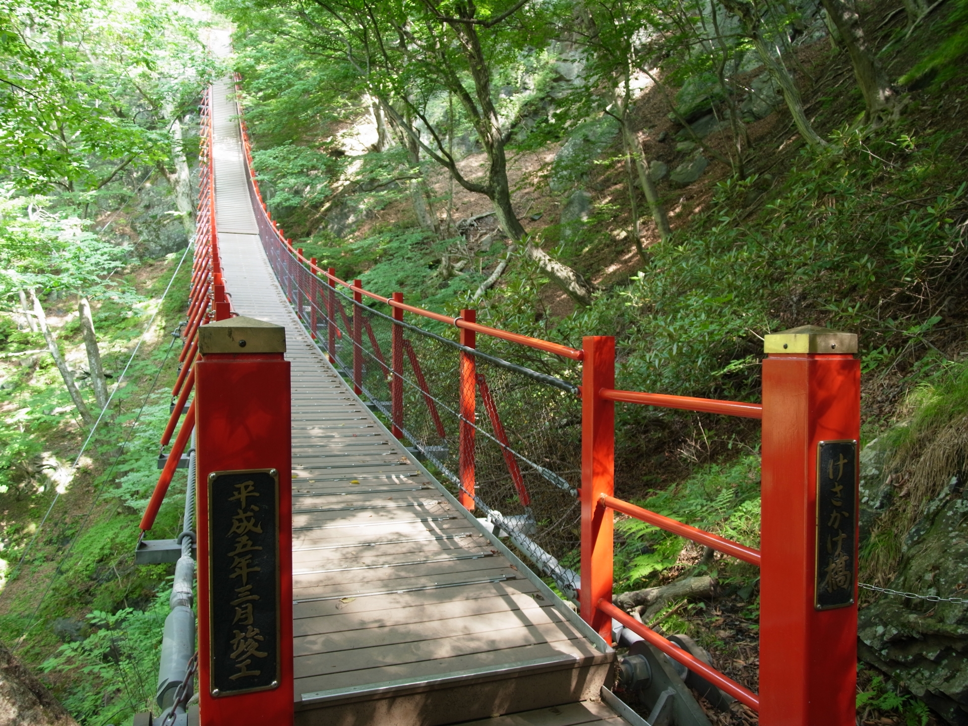 群馬県みどり市の「けさかけ橋」。最大傾斜44％、珍しい階段式の吊り橋はスリル満点！
