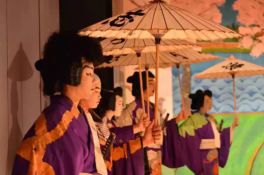 特徴のひとつと言える町民歌舞伎。
各地のお祭りでは、江戸時代から続く町民歌舞伎がいまも奉納されています。
町民の7人に1人は歌舞伎に携わっているとも言われます。