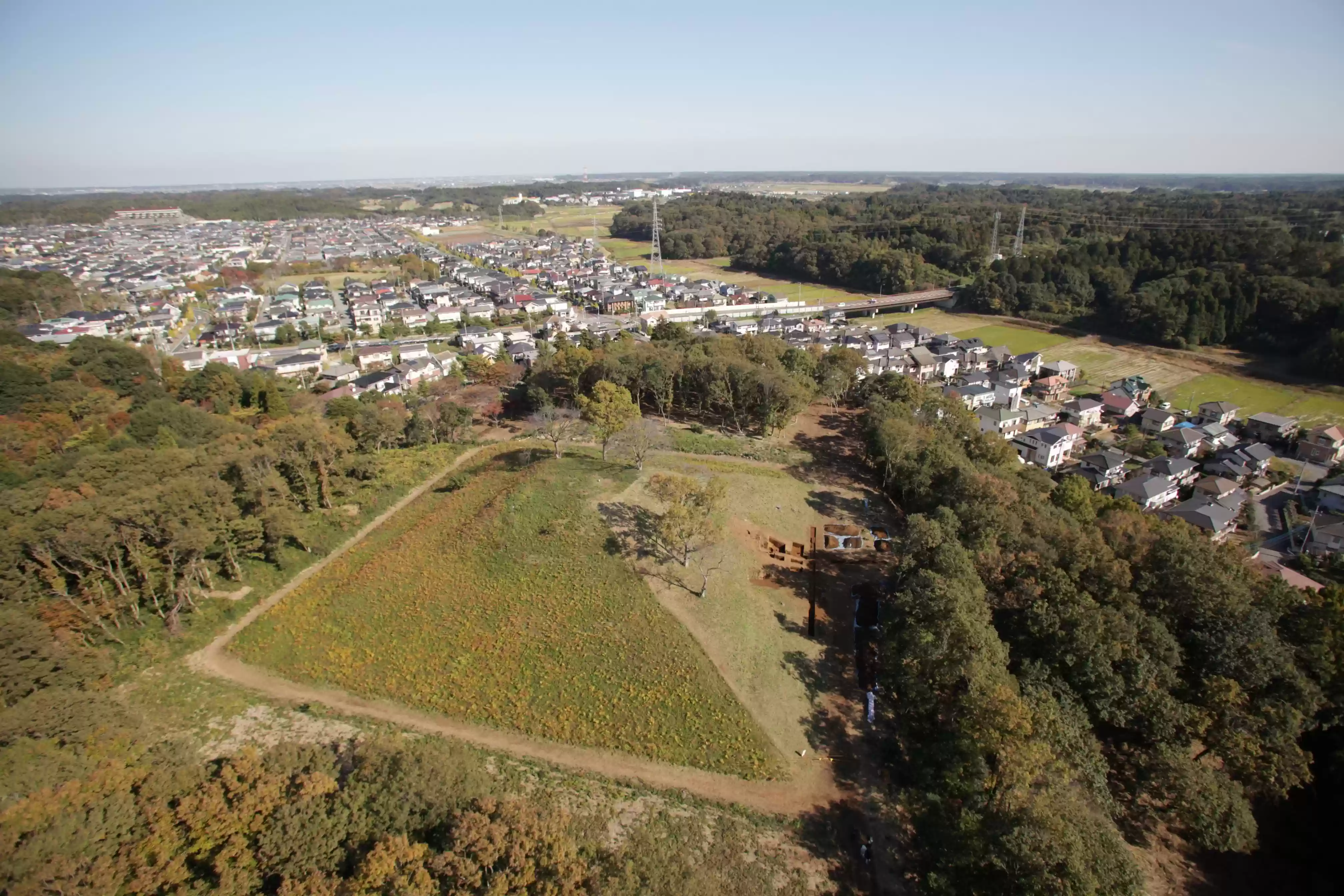 日本最大級の方墳「岩屋古墳」（国指定史跡）