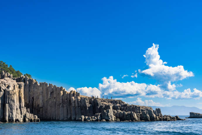 岩肌に日本海の荒波が打ち寄せる迫力の絶景「東尋坊」