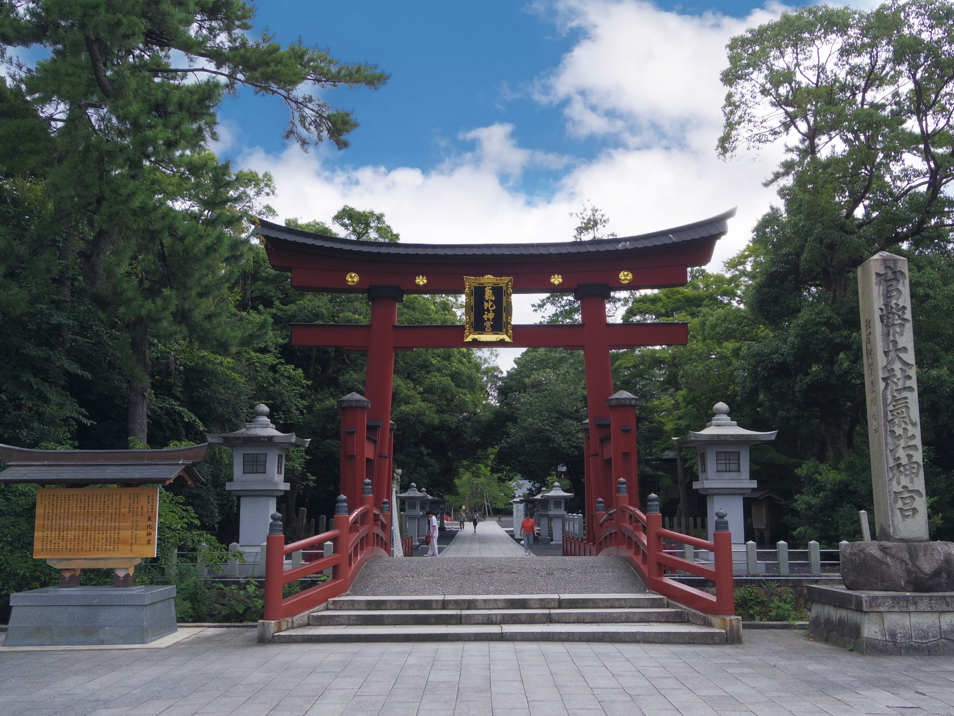 福井県敦賀市の「氣比神宮」。重要文化財・日本三大木造大鳥居のひとつです