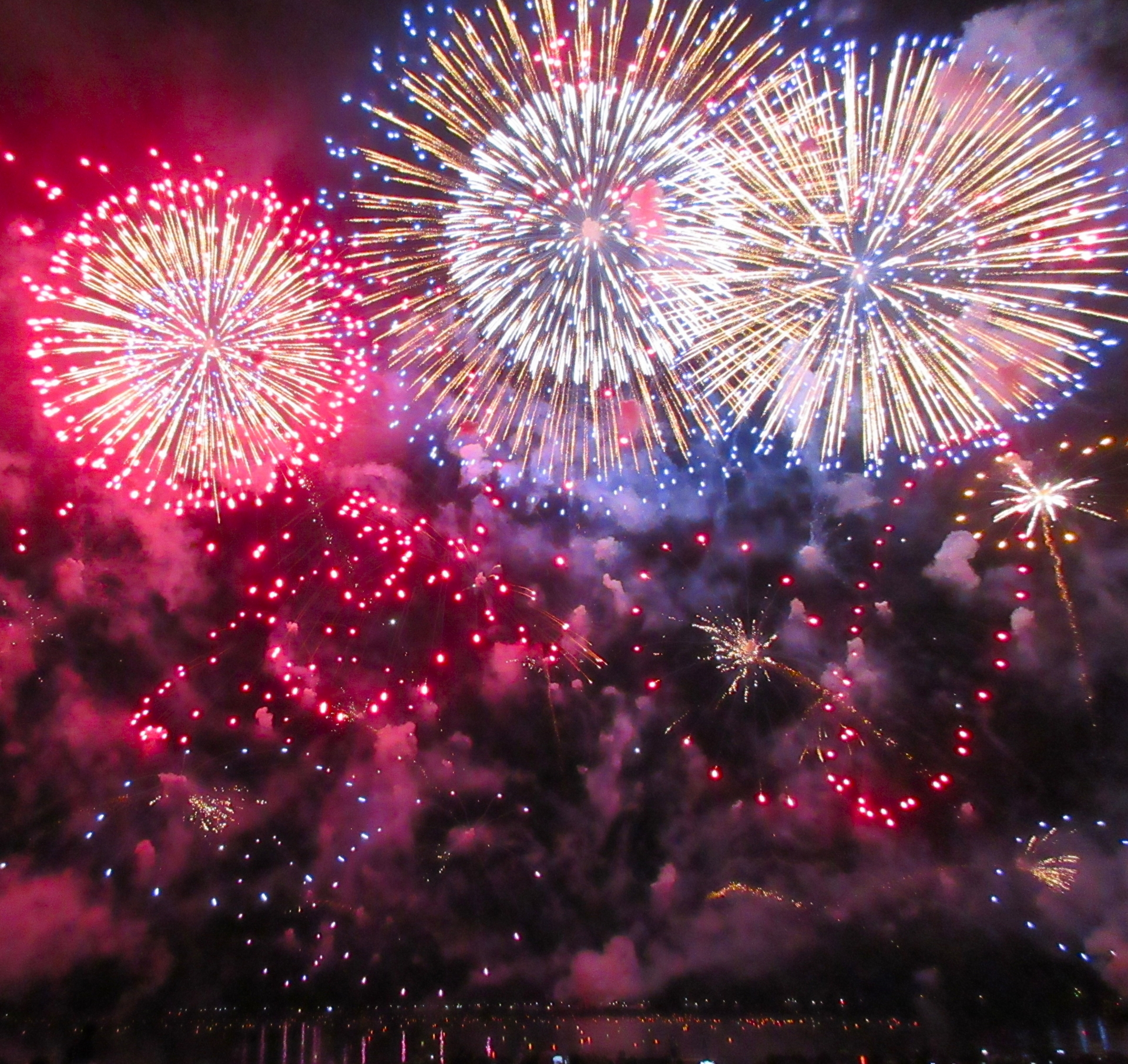 毎年8月に福井県敦賀市で開催される「とうろう流しと大花火大会 」