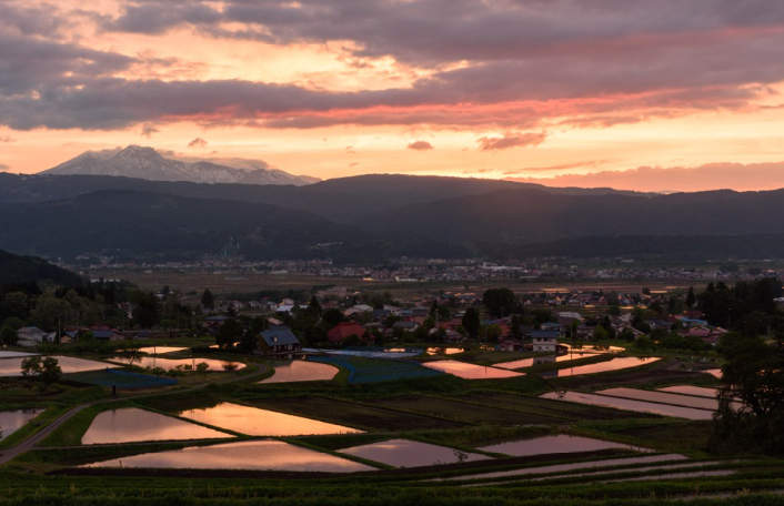 眺望の良さで人気の「部谷沢（へやざわ）」集落の夕暮れ。
四季で移ろう棚田の風景はオススメのサイクリングルートのひとつ。