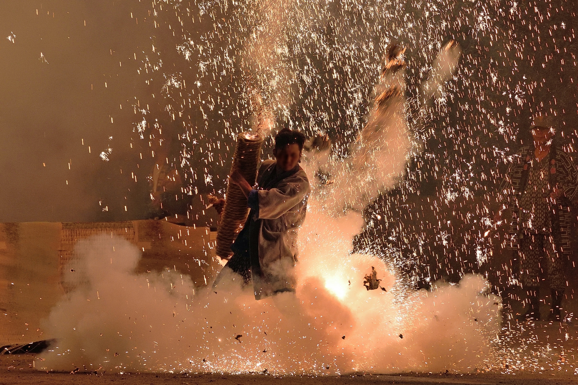 愛知県豊橋市で開催される「炎の祭典」。手筒花火が一斉放揚される「炎の舞」は圧巻