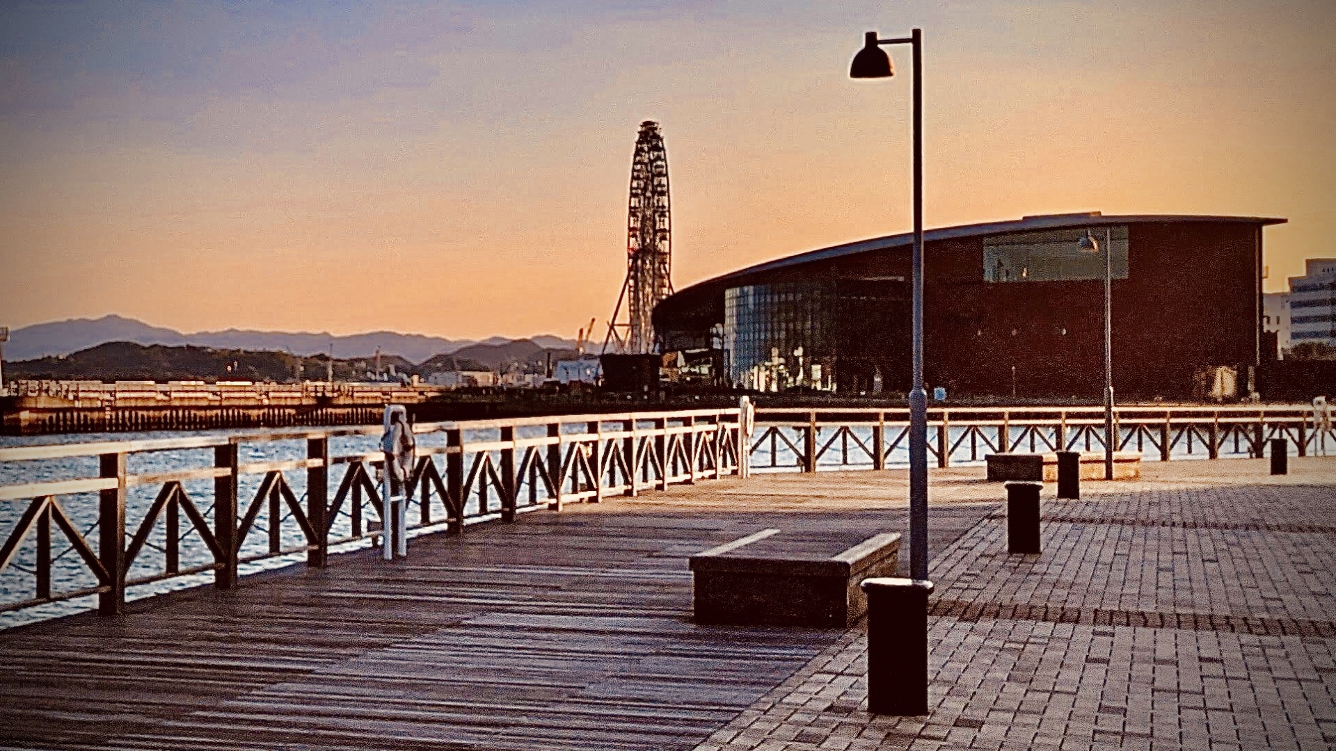 「市立しものせき水族館 海響館」もある下関港の風景