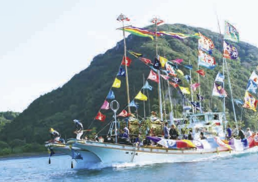 数十隻もの漁船が清水港を走る姿は壮観「鹿島神社大祭」