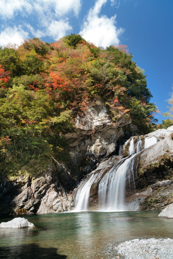 吉野川支流の瀬戸川上流に懸かる「アメガエリの滝」