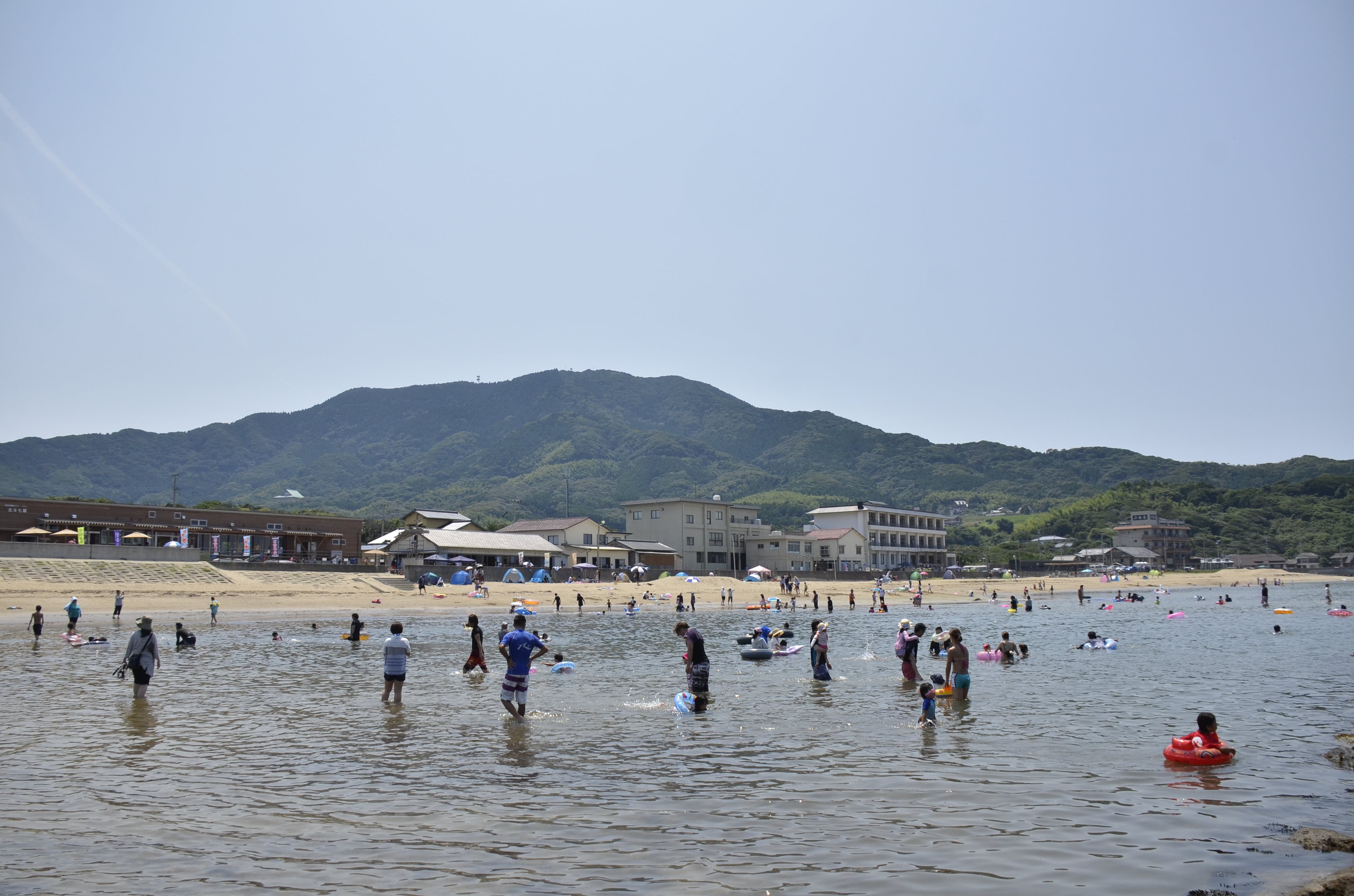 子どもも安心して泳げる浅瀬の波津海水浴場