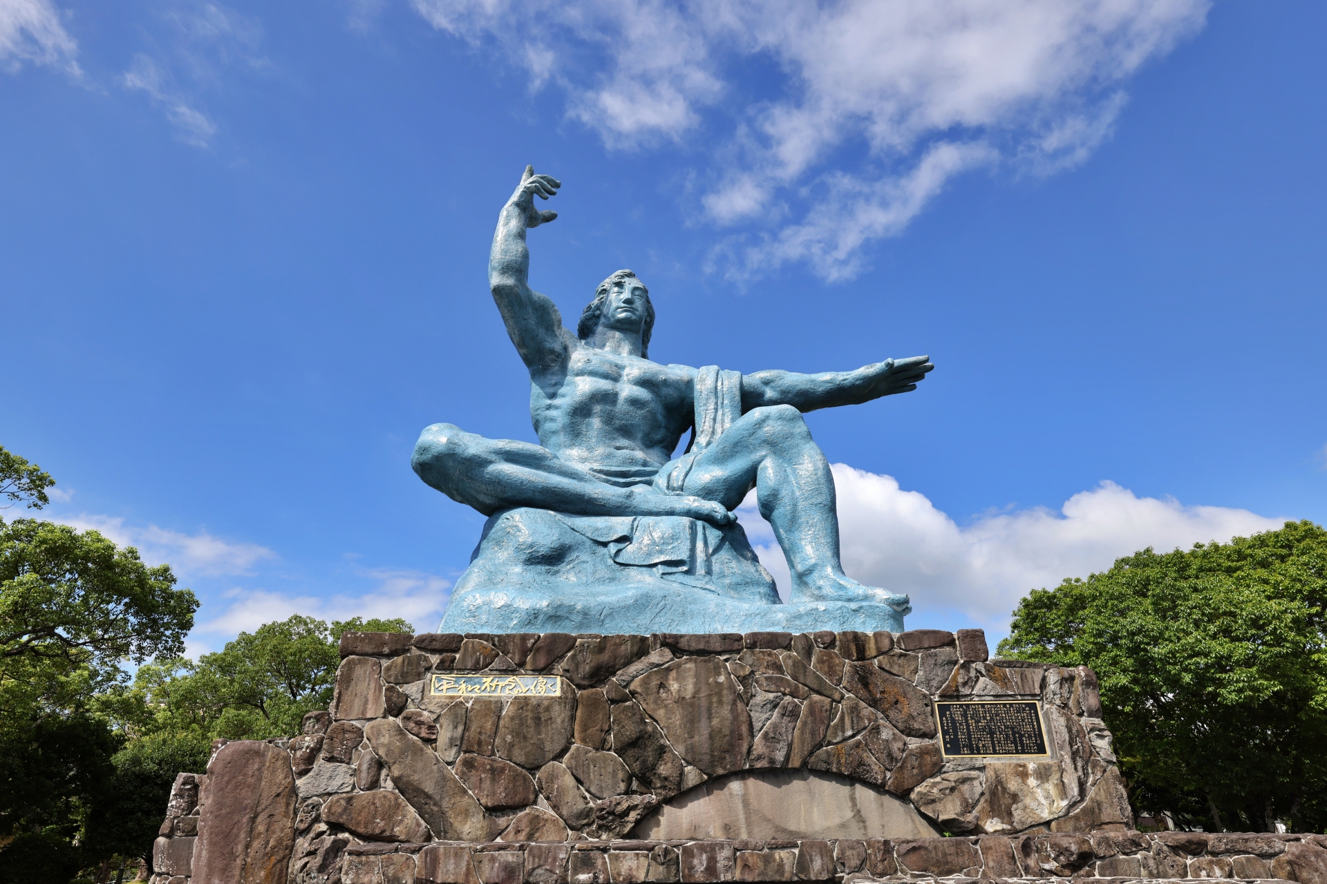 長崎県長崎市の平和公園（平和祈念像）