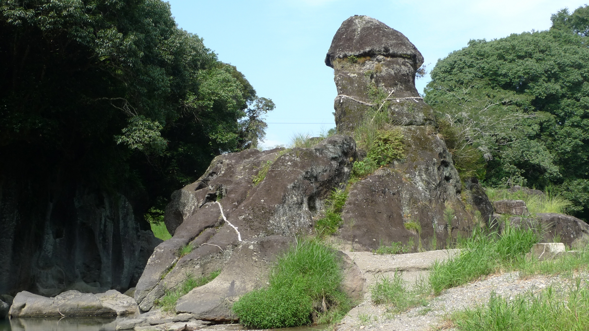 宮崎県小林市の「陰陽石」。夫婦岩とも呼ばれる2つの奇石