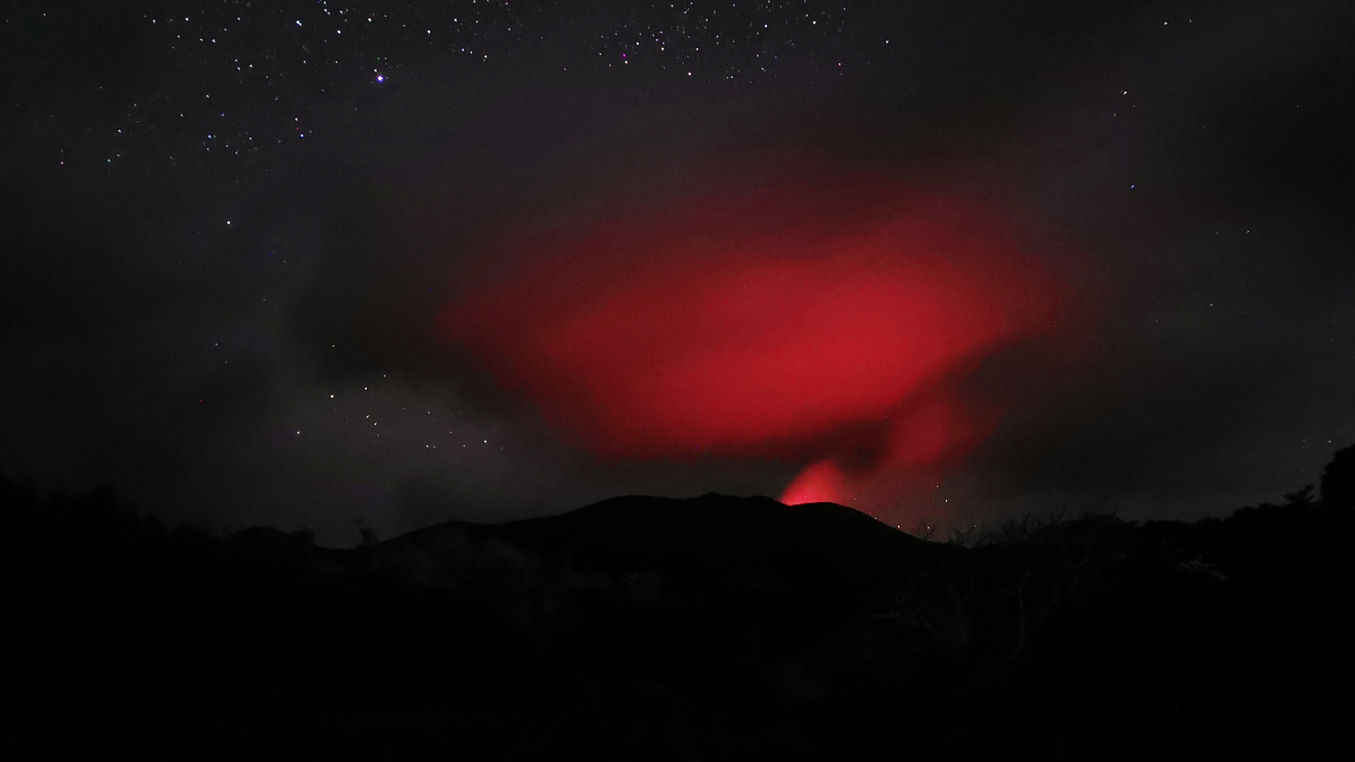 鹿児島県十島村の諏訪之瀬島の火影。