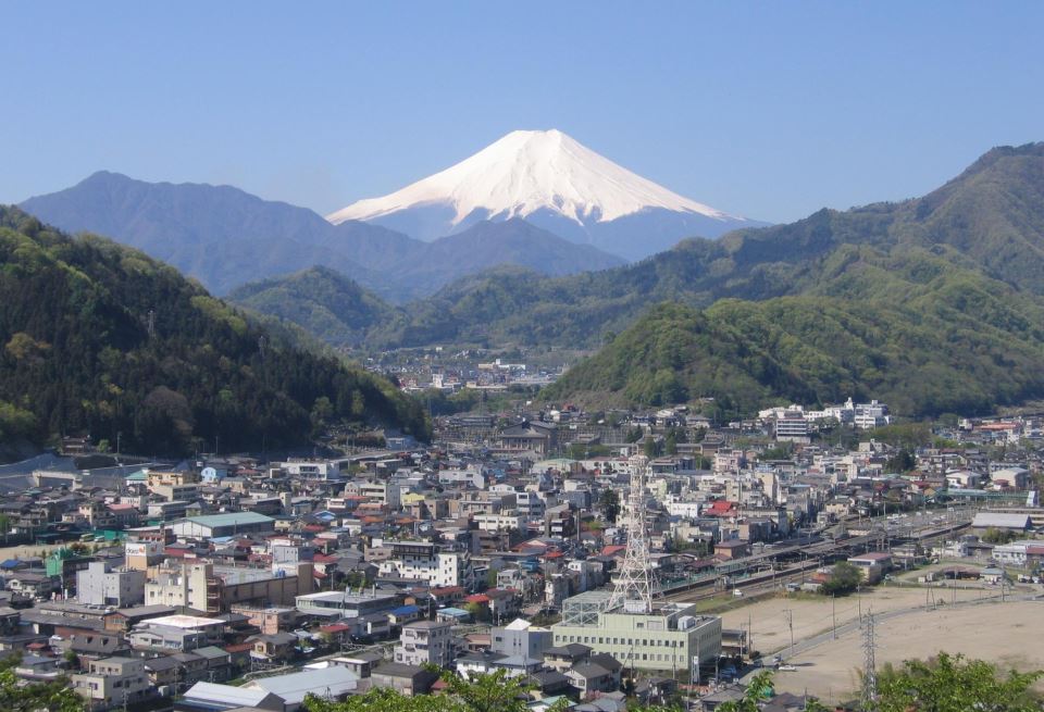 岩殿山からの富士山と市街地