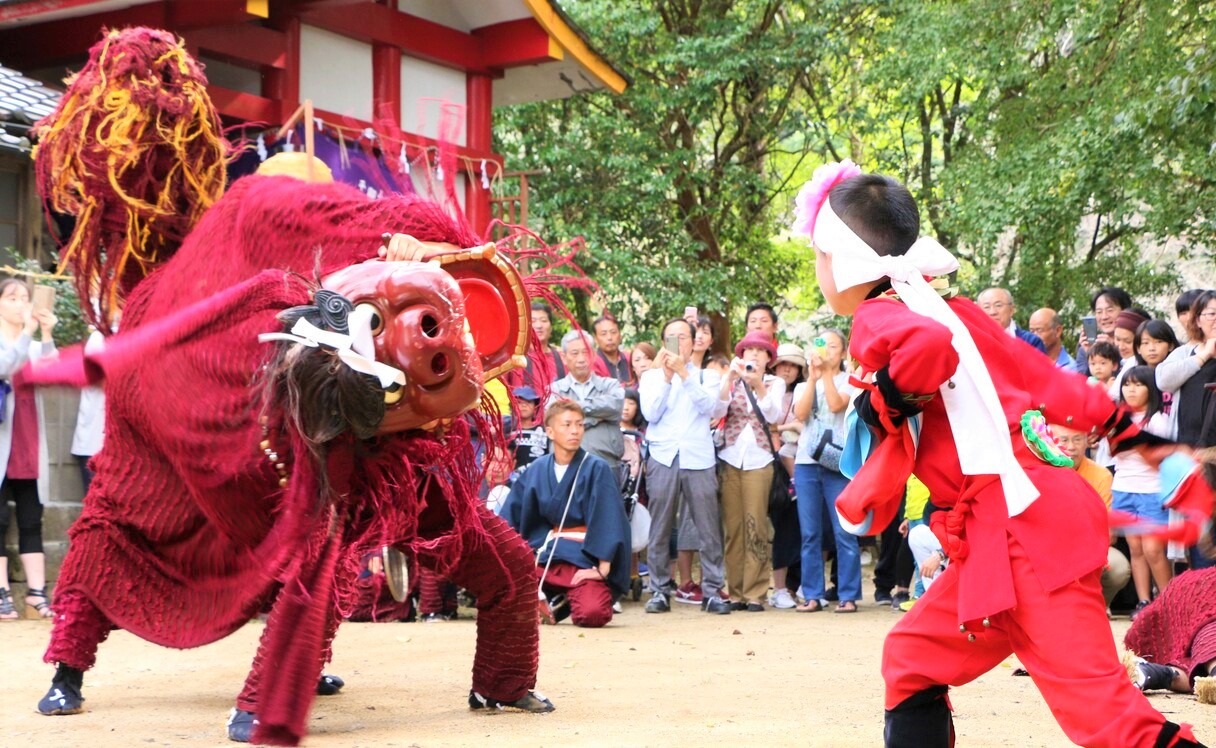 秋の大祭に獅子が舞う小川神社
