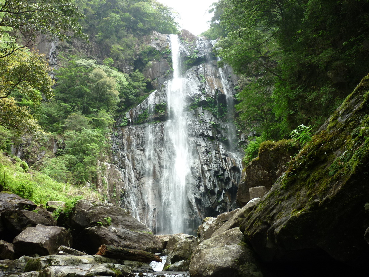 日本の滝百選に選ばれた「矢研（やとぎ）の滝」