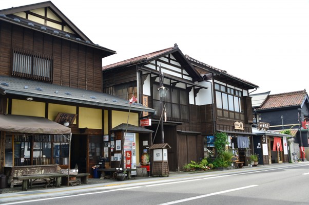 七日町通りに並ぶお店