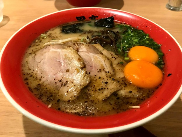 黒亭の玉子入りラーメン