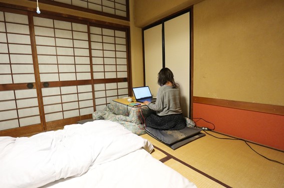 昭和時代の雰囲気 こたつでお仕事